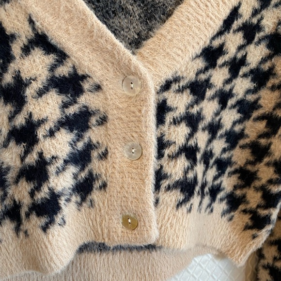 Kendall & Kylie Cream/Black Houndstooth Sweater. Crop Style. Medium. Spacious. - Picture 3 of 10